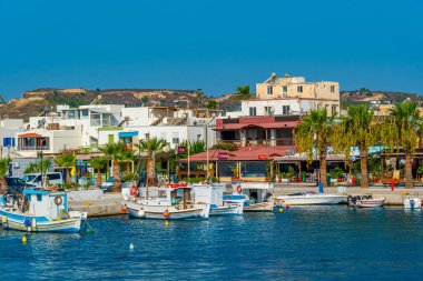 Kardamena, Yunanistan, 28 Ağustos 2022: Yunanistan 'ın Kos adasındaki Kardamena limanının manzarası.