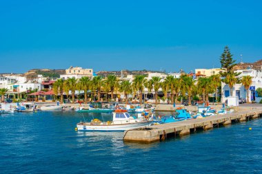 Kardamena, Yunanistan, 28 Ağustos 2022: Yunanistan 'ın Kos adasındaki Kardamena limanının manzarası.