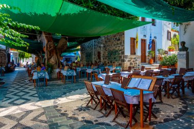 Mandraki, Yunanistan, 28 Ağustos 2022: Yunan kenti Mandraki 'de bir turist caddesi manzarası.