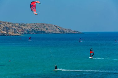 Rodos, Yunanistan, 1 Eylül 2022: Yunan adası Rodos 'un Prasonisi sahilinde uçurtmacılar.