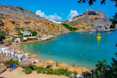 Lindos, Yunanistan, 2 Eylül 2022: Saint Paul 'un Rodos adasındaki Yunan kenti Lindos' taki plajı.