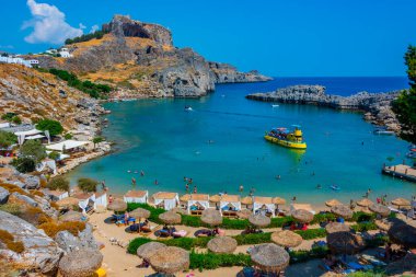 Lindos, Yunanistan, 2 Eylül 2022: Saint Paul 'un Rodos adasındaki Yunan kenti Lindos' taki plajı.