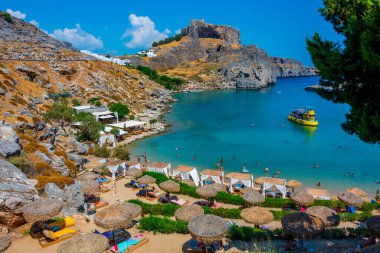 Lindos, Yunanistan, 2 Eylül 2022: Saint Paul 'un Rodos adasındaki Yunan kenti Lindos' taki plajı.