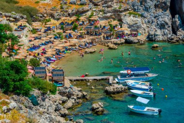 Lindos, Yunanistan, 2 Eylül 2022: Saint Paul 'un Rodos adasındaki Yunan kenti Lindos' taki plajı.
