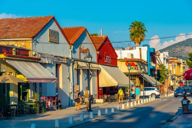 Nafplio, Yunanistan, 3 Eylül 2022: Yunan Nafplio kentinin turistik caddesi.