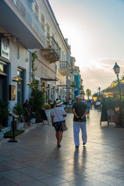 Nafplio, Yunanistan, 3 Eylül 2022: Yunan Nafplio kentinin turistik caddesi.
