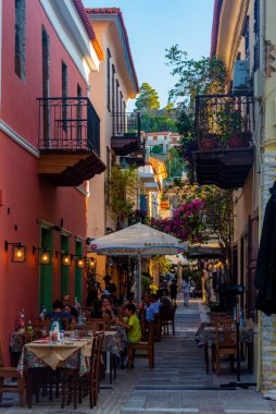 Nafplio, Yunanistan, 3 Eylül 2022: Yunan Nafplio kentinin turistik caddesi.