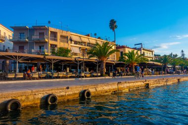 Nafplio, Yunanistan, 3 Eylül 2022: Yunan Nafplio kasabasında deniz kenarında gezinti.