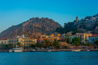Nafplio, Yunanistan, 3 Eylül 2022: Yunanistan 'ın Nafplio kentinde deniz kenarına bakan Palamidi kalesi.