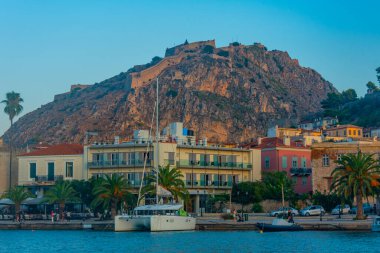 Nafplio, Yunanistan, 3 Eylül 2022: Yunanistan 'ın Nafplio kentinde deniz kenarına bakan Palamidi kalesi.