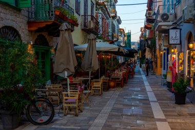 Nafplio, Yunanistan, 3 Eylül 2022: Yunan kenti Nafplio 'nun günbatımı manzarası.