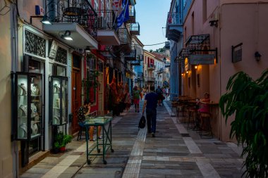 Nafplio, Yunanistan, 3 Eylül 2022: Yunan kenti Nafplio 'nun günbatımı manzarası.