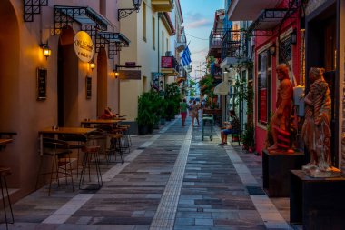 Nafplio, Yunanistan, 3 Eylül 2022: Yunan kenti Nafplio 'nun günbatımı manzarası.