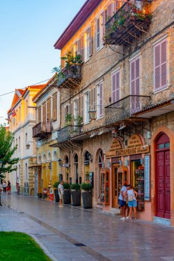 Nafplio, Yunanistan, 3 Eylül 2022: Yunan kenti Nafplio 'nun günbatımı manzarası.