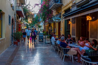 Nafplio, Yunanistan, 3 Eylül 2022: Yunan kenti Nafplio 'nun günbatımı manzarası.