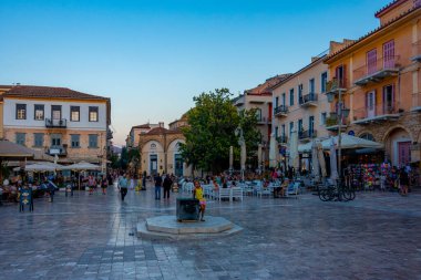 Nafplio, Yunanistan, 3 Eylül 2022: Yunan kenti Nafplio 'daki Syntaga meydanının gün batımı manzarası.