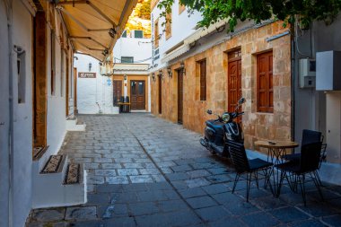Lindos, Yunanistan, 2 Eylül 2022: Yunan kenti Lindos 'un Rodos adasındaki turistik caddesi.