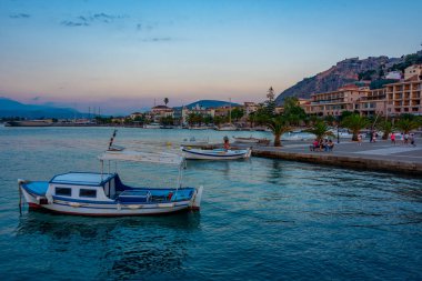 Nafplio, Yunanistan, 3 Eylül 2022: Yunan Nafplio kasabasında deniz kenarında gezinti.