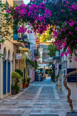 Nafplio, Yunanistan, 4 Eylül 2022: Yunan Nafplio kentinin turistik caddesi.