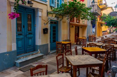 Nafplio, Yunanistan, 4 Eylül 2022: Yunan Nafplio kentinin turistik caddesi.