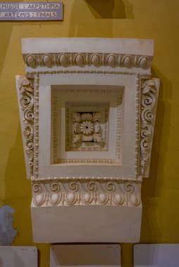 Epidavros, Yunanistan, 4 Eylül 2022: Yunanistan 'daki Epidaurus Asclepieion' daki antik tiyatro müzesinde sanat koleksiyonu.