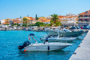 Ermioni, Yunanistan, 4 Eylül 2022: Yunanistan 'daki Emioni' de tekneler demirliyor.