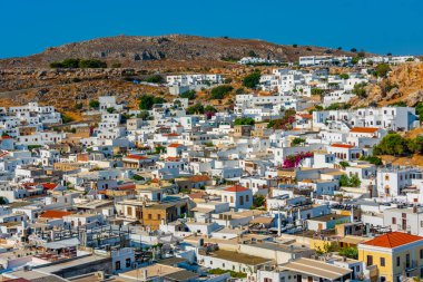 Lindos, Yunanistan, 2 Eylül 2022: Rodos adasındaki Yunan Lindos kasabasındaki beyaz evlerin panorama manzarası.