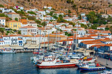 Hydra, Yunanistan, 4 Eylül 2022: Yunanistan 'daki Hydra limanına bakış.