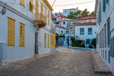 Hydra, Yunanistan, 4 Eylül 2022: Yunan kentinde bir sokakta yaz günü.