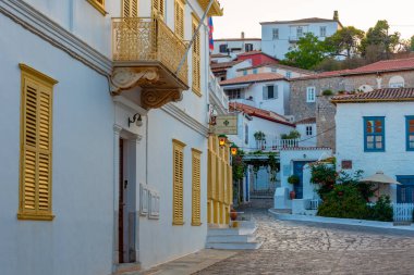 Hydra, Yunanistan, 4 Eylül 2022: Yunan kentinde bir sokakta yaz günü.