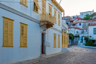 Hydra, Yunanistan, 4 Eylül 2022: Yunan kentinde bir sokakta yaz günü.