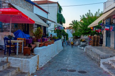 Hydra, Yunanistan, 4 Eylül 2022: Yunan kenti Hydra 'nın günbatımı manzarası.