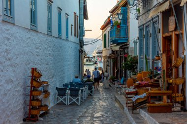 Hydra, Yunanistan, 4 Eylül 2022: Yunan kenti Hydra 'nın günbatımı manzarası.