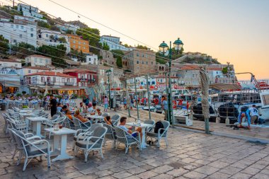 Hydra, Yunanistan, 4 Eylül 2022: Yunanistan 'daki Hydra limanının gün batımı manzarası.
