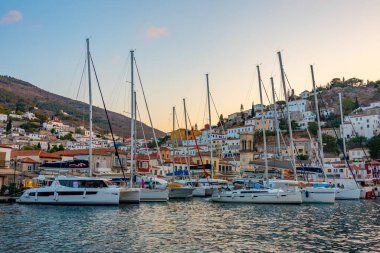 Hydra, Yunanistan, 4 Eylül 2022: Yunanistan 'daki Hydra limanının gün batımı manzarası.