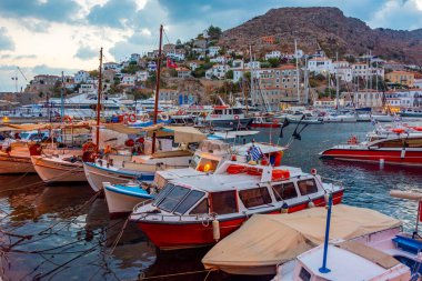 Hydra, Yunanistan, 5 Eylül 2022: Yunanistan 'daki Hydra limanının gün doğumu manzarası.