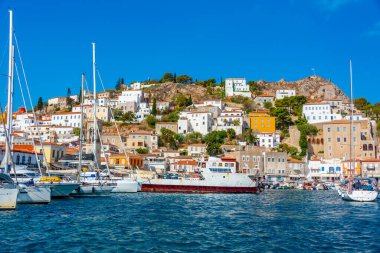 Hydra, Yunanistan, 5 Eylül 2022: Yunanistan 'daki Hydra limanına bakış.