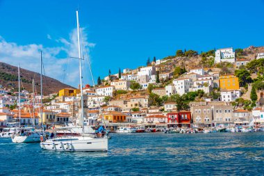 Hydra, Yunanistan, 5 Eylül 2022: Yunanistan 'daki Hydra limanına bakış.
