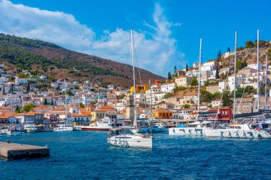 Hydra, Yunanistan, 5 Eylül 2022: Yunanistan 'daki Hydra limanına bakış.