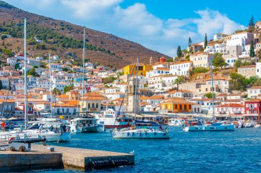Hydra, Yunanistan, 5 Eylül 2022: Yunanistan 'daki Hydra limanına bakış.