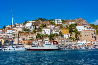 Hydra, Yunanistan, 5 Eylül 2022: Yunanistan 'daki Hydra limanına bakış.