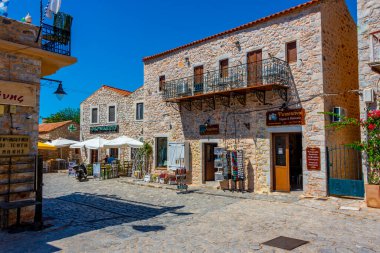 Aeropoli, Yunanistan, 6 Eylül 2022: Yunan kenti Aeropoli 'de geleneksel cadde.