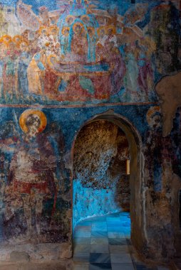 Mystras, Yunanistan, 7 Eylül 2022: Yunanistan 'daki Bakire Meryem Perivleptos Arkeoloji Manastırı.