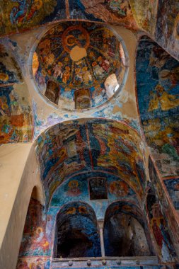 Mystras, Yunanistan, 7 Eylül 2022: Yunanistan 'daki Bakire Meryem Perivleptos Arkeoloji Manastırı.