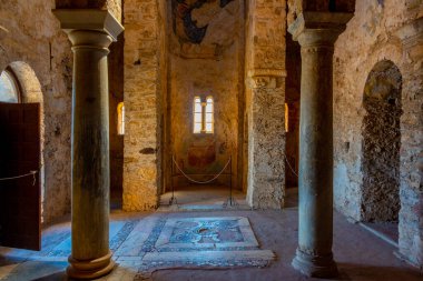 Mystras, Yunanistan, 7 Eylül 2022: Yunanistan 'daki Mystras arkeoloji sahasındaki Agia Sofya Kilisesi.