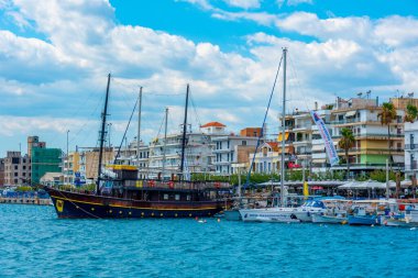 Kalamata, Yunanistan, 7 Eylül 2022: Yunanistan 'ın Kalamata limanında liman gemileri.