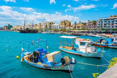 Kalamata, Yunanistan, 7 Eylül 2022: Yunanistan 'ın Kalamata limanında liman gemileri.