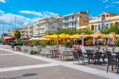 Kalamata, Yunanistan, 7 Eylül 2022: Yunanistan 'ın Kalamata limanında deniz kenarında gezinti.