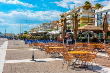 Kalamata, Yunanistan, 7 Eylül 2022: Yunanistan 'ın Kalamata limanında deniz kenarında gezinti.