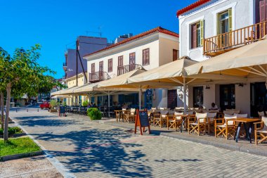 Pylos, Yunanistan, 8 Eylül 2022: Yunanistan 'ın Pylos limanında deniz kenarında gezinti.